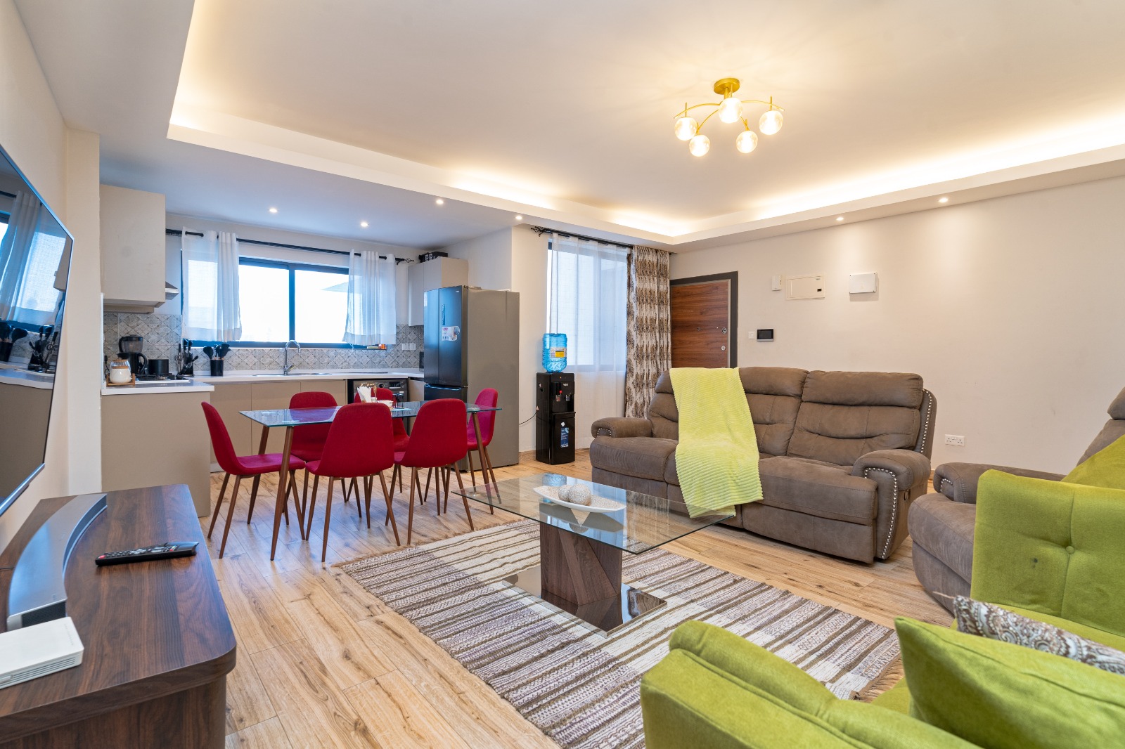 Fully Furnished 2 Bedroom, Master En-Suite Apartment