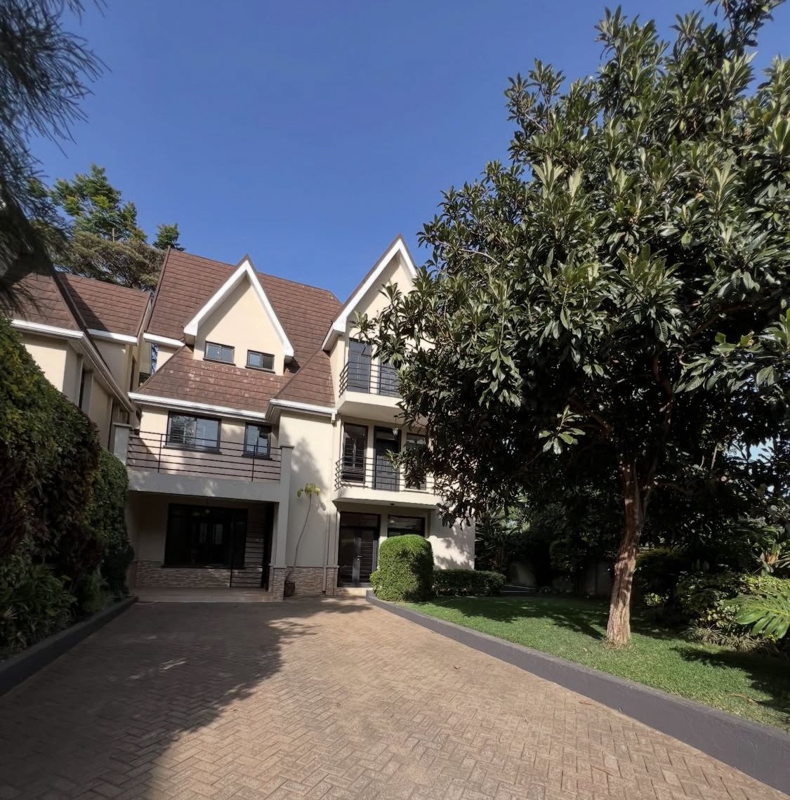 5 Bedroom plus Dsq Townhouse for Rent