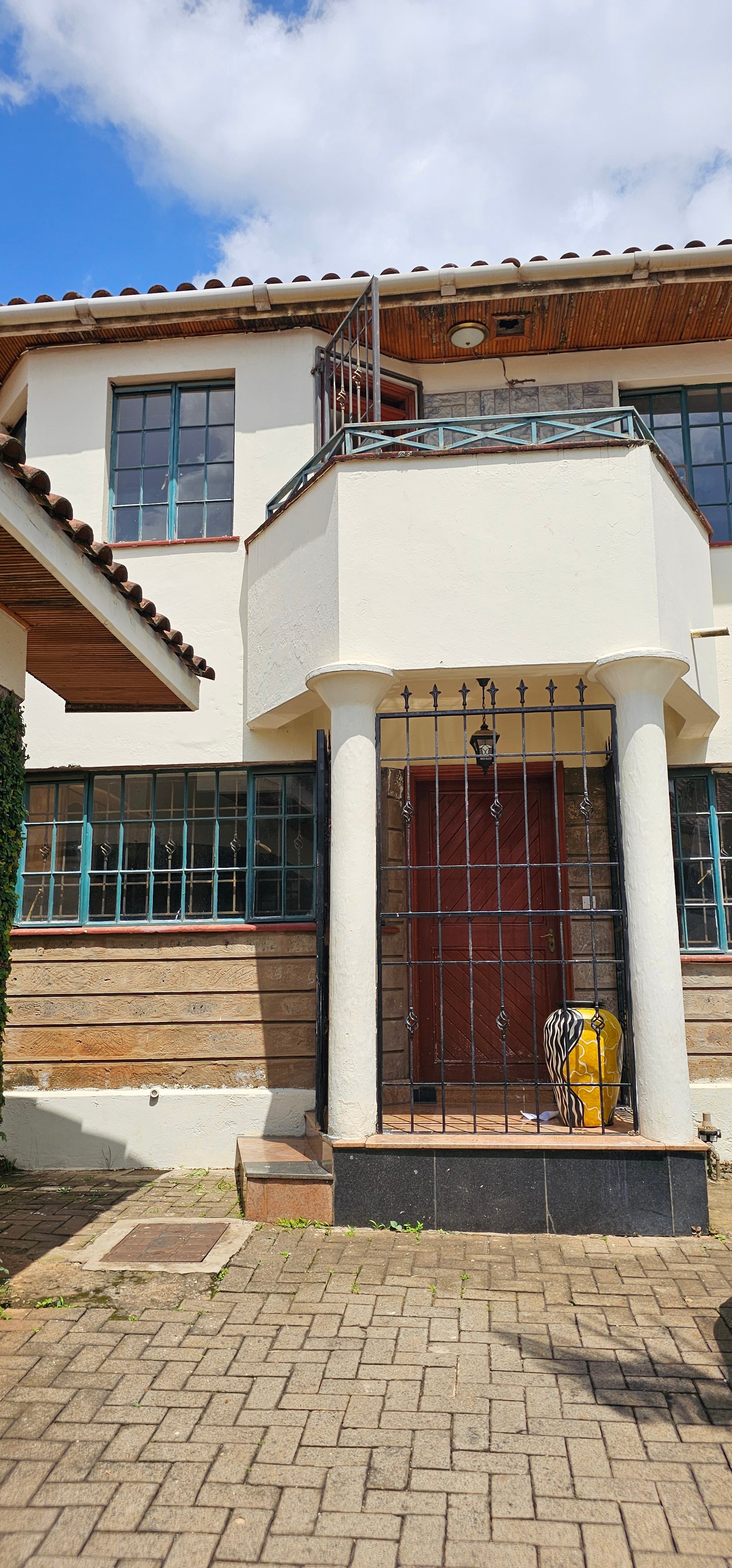 5 Bedroom Villa,All en-suite plus dsq for rent